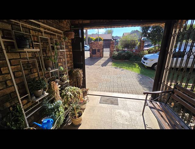 6 BEDROOM FREEHOLD FOR SALE IN WINCHESTER HILLS